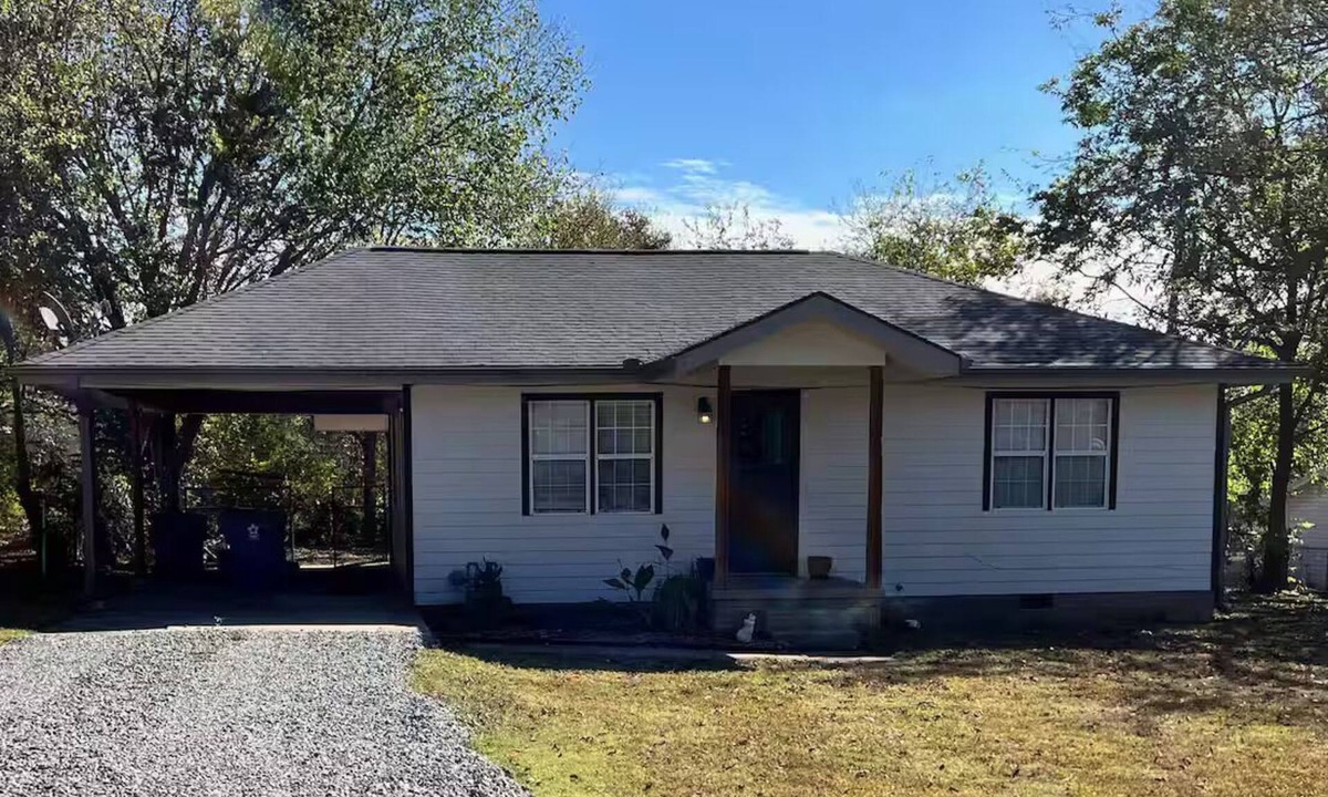 McAlester House | Cozy 2-bedroom house in McAlester. Close to hospital and shopping.