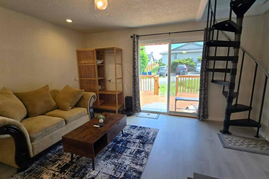Auburn Apartment | Cozy 2BR Near Downtown Auburn Stay Cool with Air Conditioning