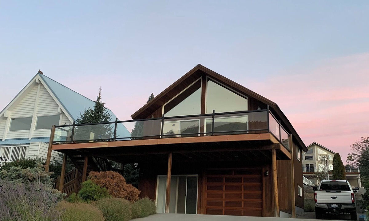 Orondo Cabin | Cozy 3-bedroom cabin with AC in the charming community of Sun Cove!
