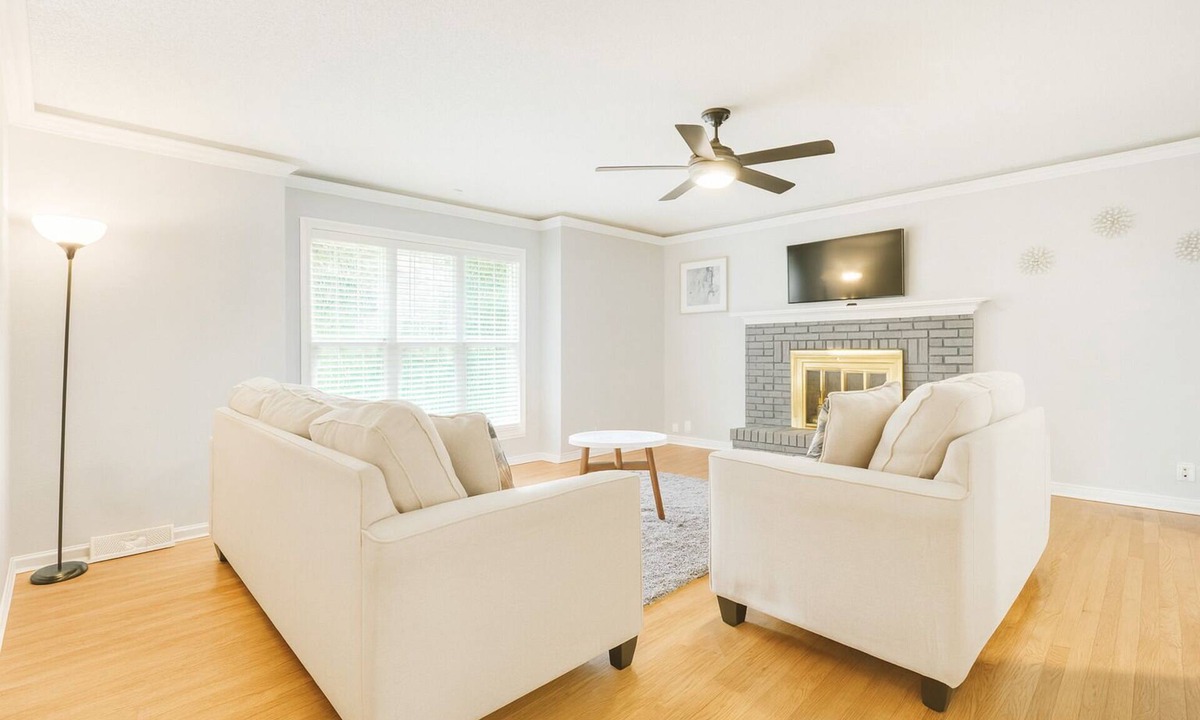 Kansas City House | Cozy 3BR2.5 BA House by Legends Sleeps 8, 5 beds