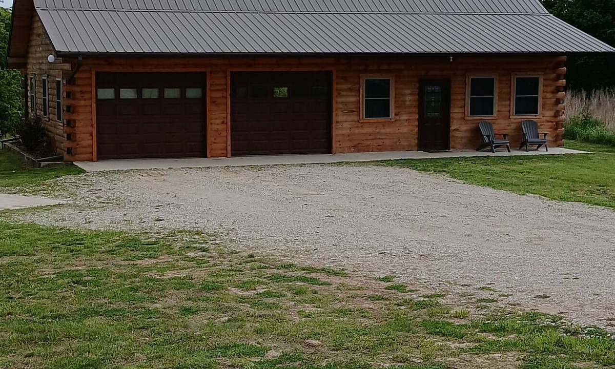 Moravia Cabin | Cozy 4-bedroom cabin close to Rathbun lake with AC comfort
