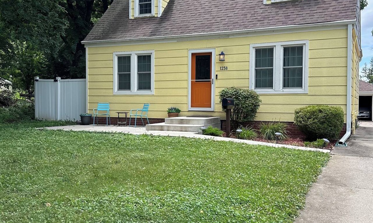 Waveland Park House | Cozy 4 bedroom home. Just 2 miles from Drake University. Easy access to I235.
