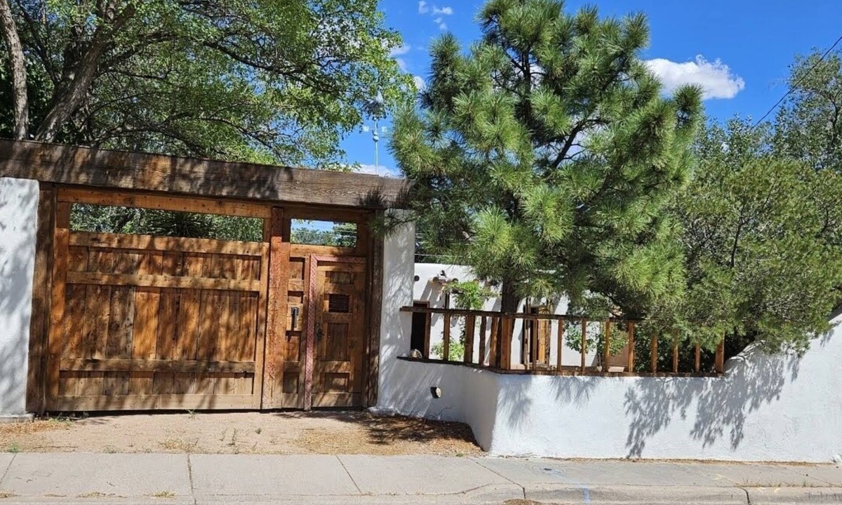 Santa Fe House | Cozy Adobe centrally located with covered parking.