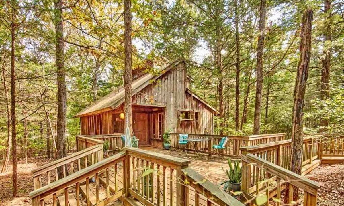 Van Zandt County Cabin | Cozy and Comfortable Kid-Friendly Cabin Rental for a Memorable Family Getaway Nestled in the Serene Forest in Ben Wheeler, Texas