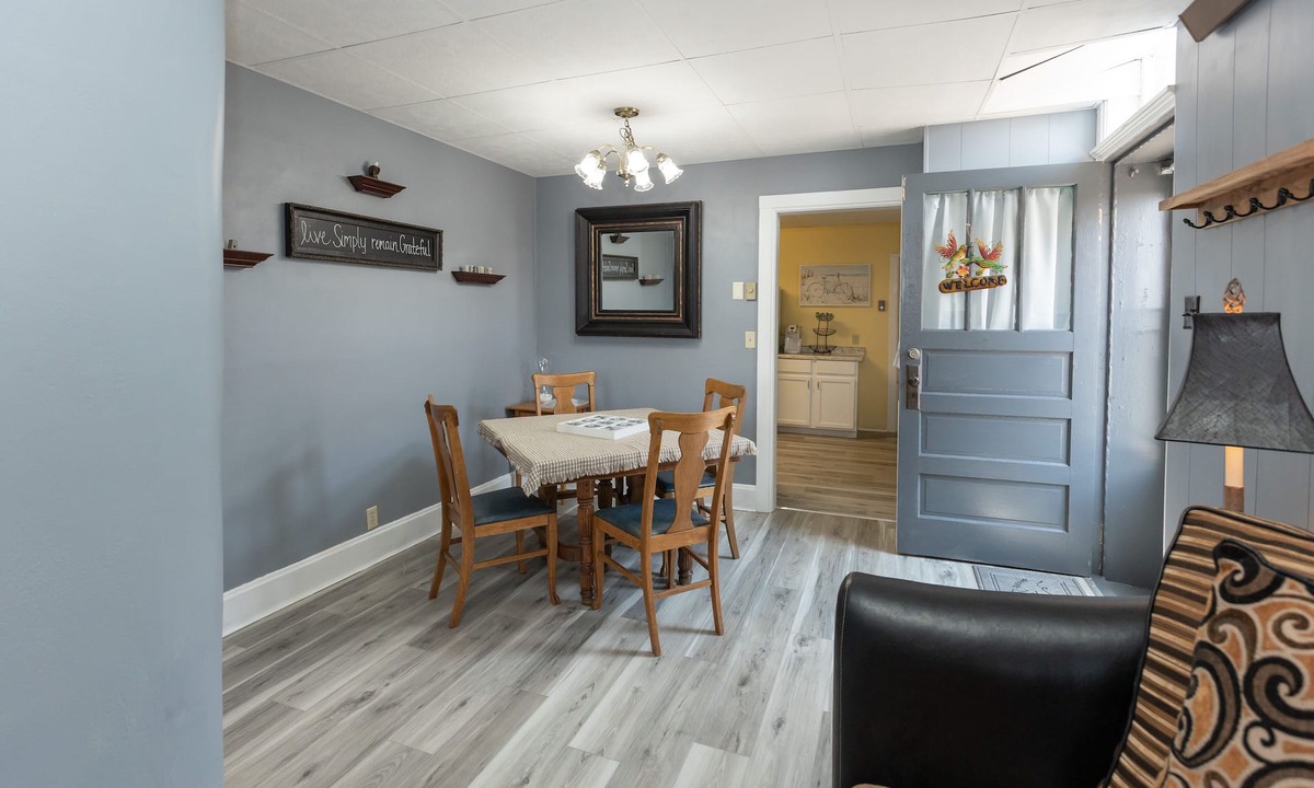 Wabasha Apartment | Cozy Apartment & Deck 1/2 Min. from Mississippi River & National Eagle Center.