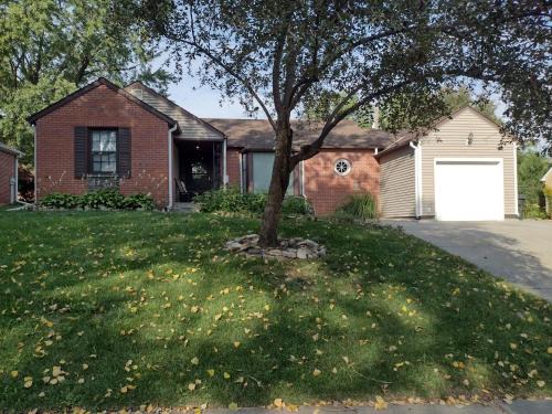 Lincoln Villa | Cozy Brickhouse Indiana Village