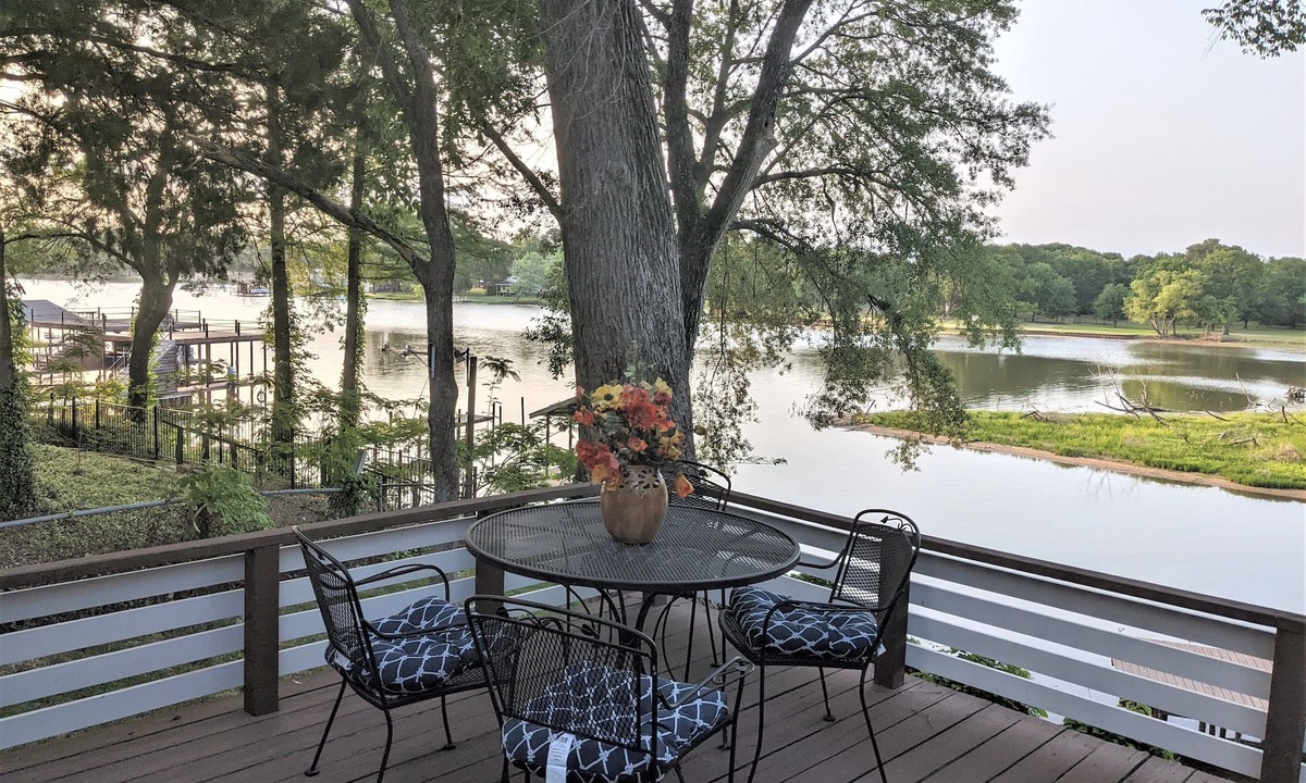 Carolyn Estates House | Cozy Cedar Creek Lake Cabin W/Dock. Prime Fishing location Firepit, Paddle boat.