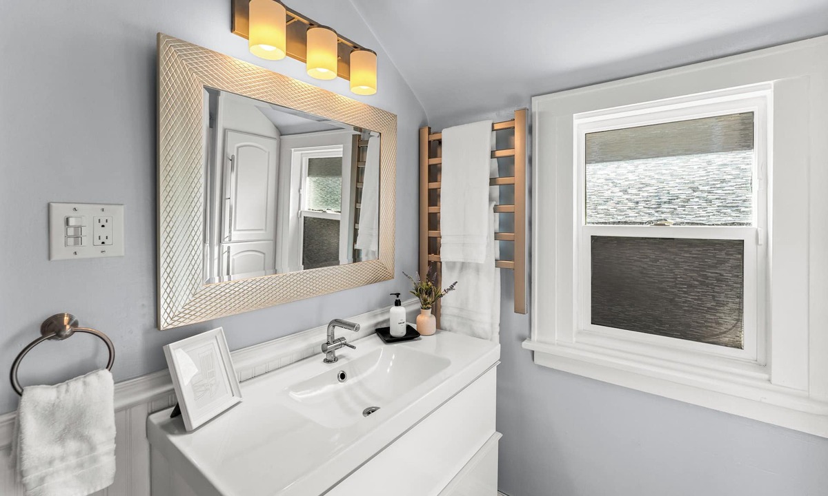 Berkeley House | Cozy central cottage! Fire pit, Theater Room & 420 Friendly!