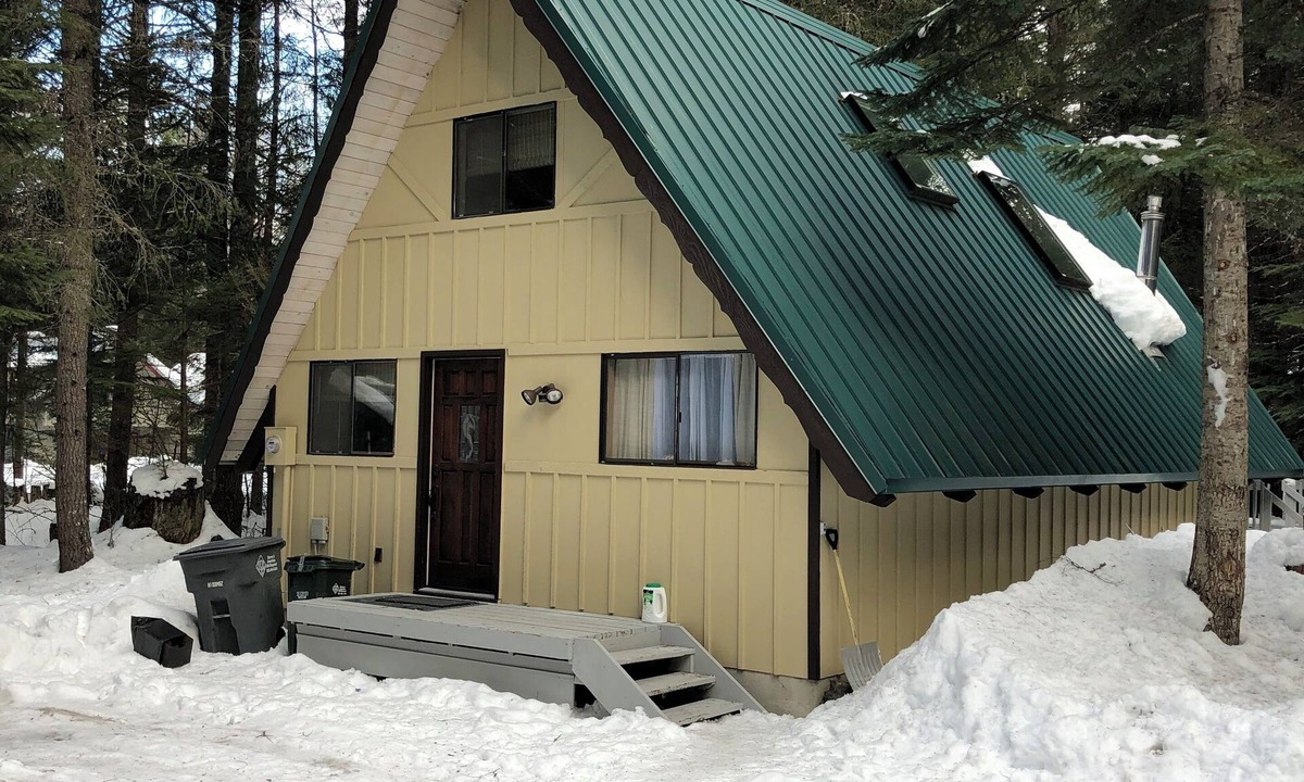 Enumclaw Cabin | Cozy Chalet near Crystal Mountain and Rainier