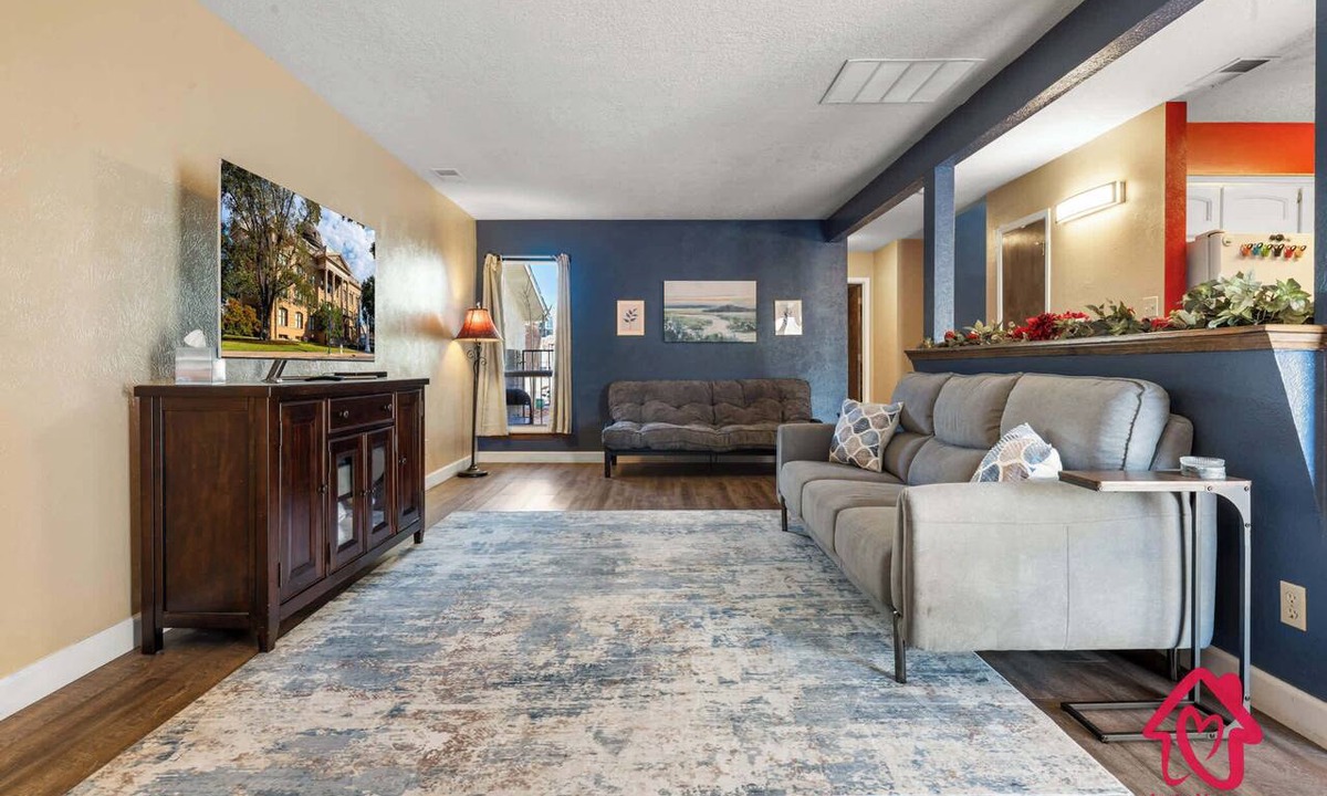 Loma Del Rey Condo | Cozy Comfort at Loma Del Rey - An Irvie Home