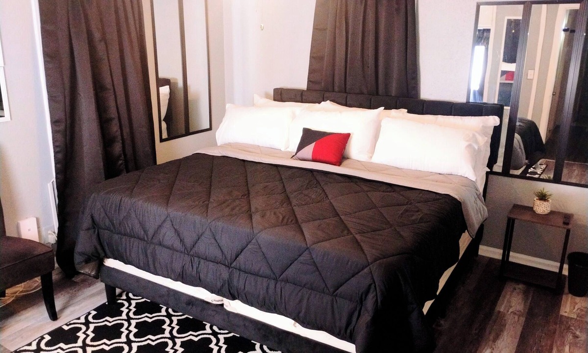 Kansas City House | Cozy Comforts by Charles Stays, Near Stadiums, food & Fun! Sleeps 6, 65 in TVs
