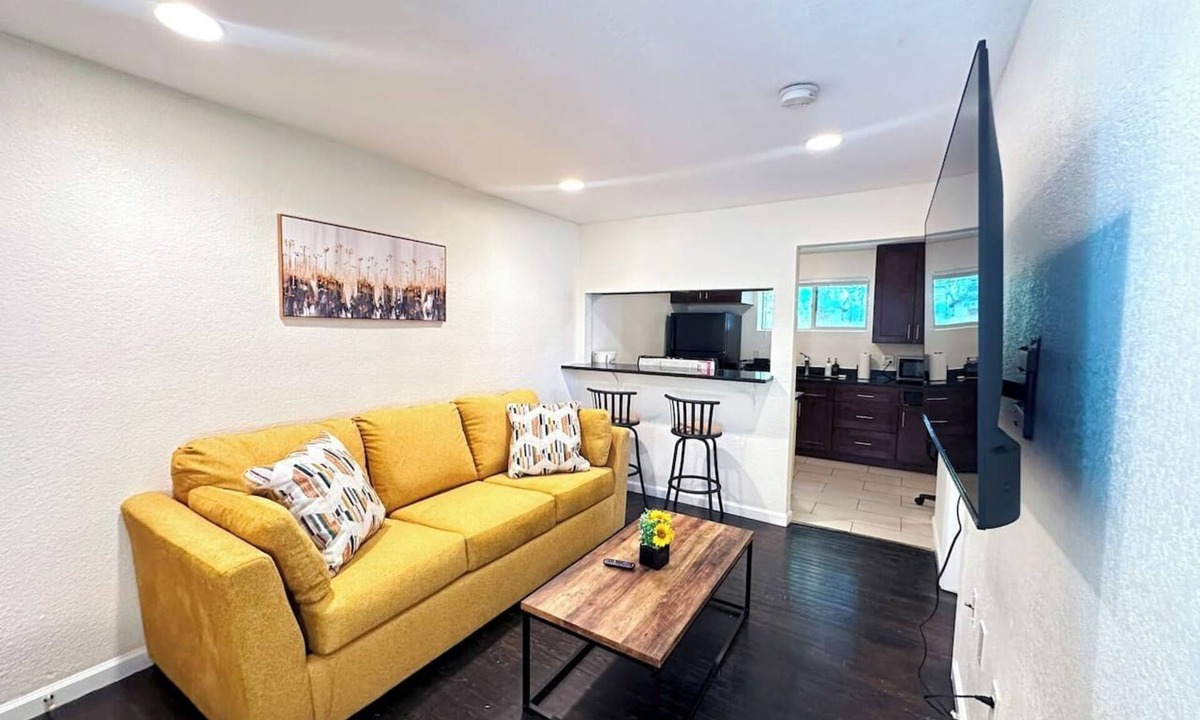 Lakewood Apartment | Cozy Corner | 10mins to Downtown