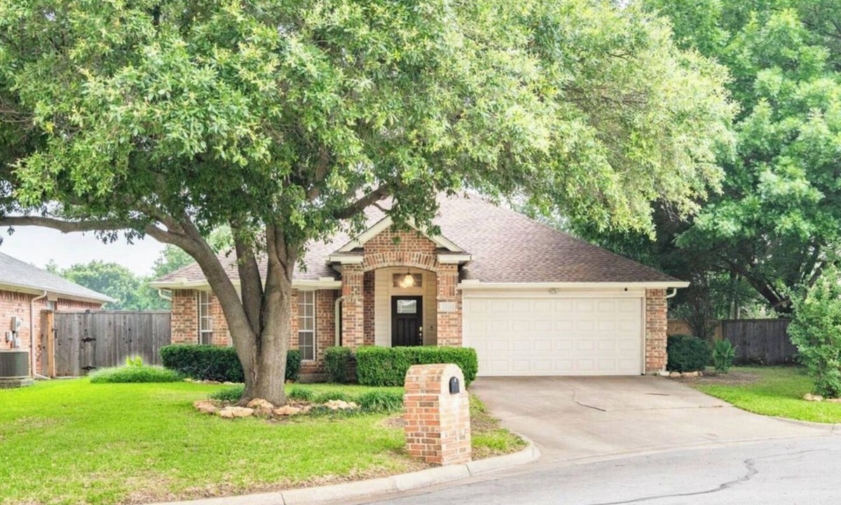 South Arlington House | Cozy Corner Near I-20 & 360, Heart of DFW, Quiet Cul-de-Sac Stay