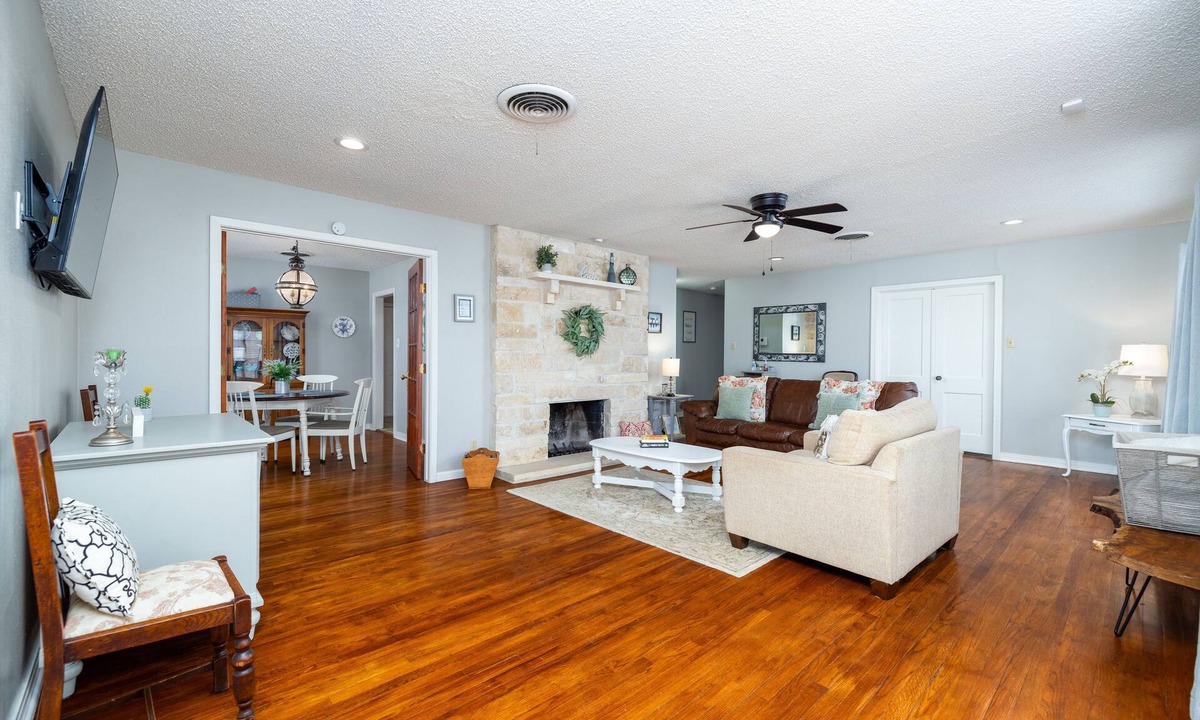 San Angelo Cottage | cozy cottage downtown 2bd/2bth pet friendly