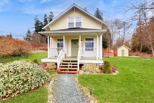 Freeland House | Cozy Cottage w/Hot Tub in Freeland, Pets Welcome!