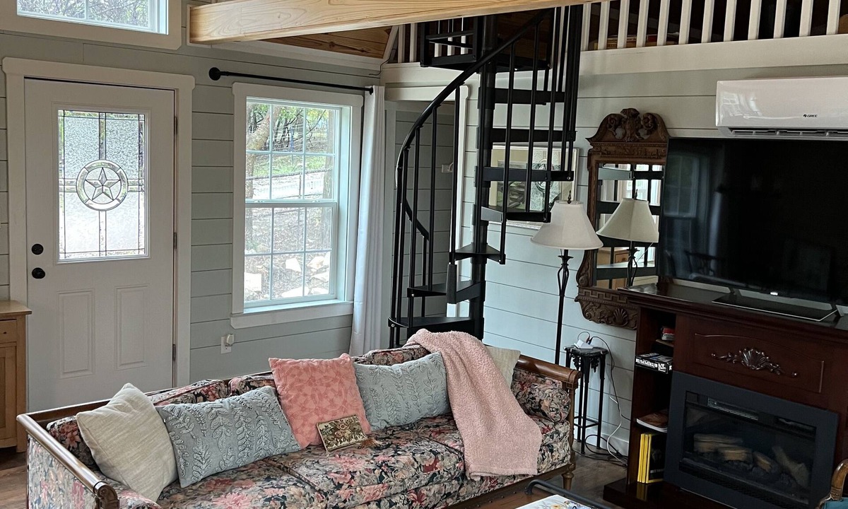 Hamilton Cottage | Cozy Country Cottage; Family Retreat - Just minutes from Circle T Arena