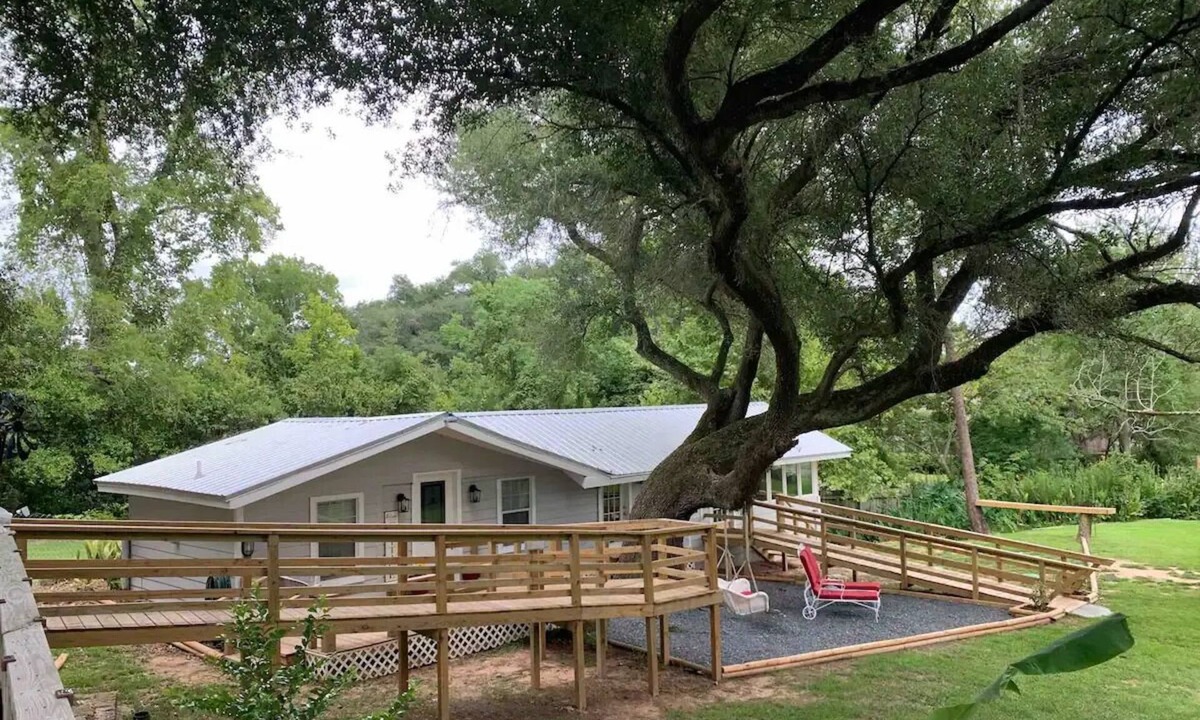 Natchitoches Cottage | Cozy Couples Cottage with access to Hot Tubb.nn