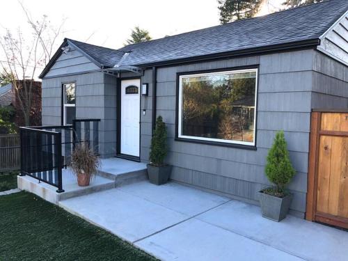 Crown Hill Apartment | Cozy Crown Hill Carkeek Cottage 2 Beds, Full Kitchen & Backyard in North Seattle