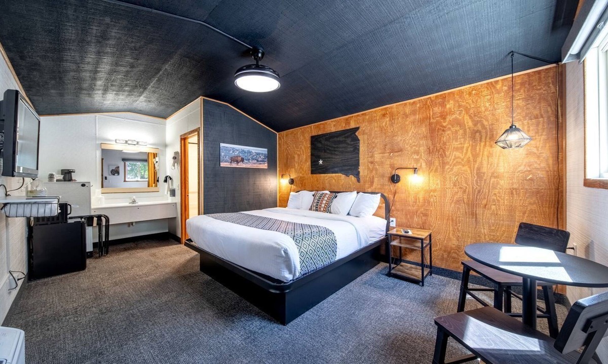 Pinnacles Entrance Badlands Cabin | Cozy Dog-Friendly Cabin with Private Bench and Modern Amenities Near Wall Drug – Wall, South Dakota
