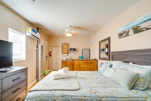 Downtown El Paso Apartment | Cozy El Paso Studio Rental about 7 Mi to Fort Bliss!