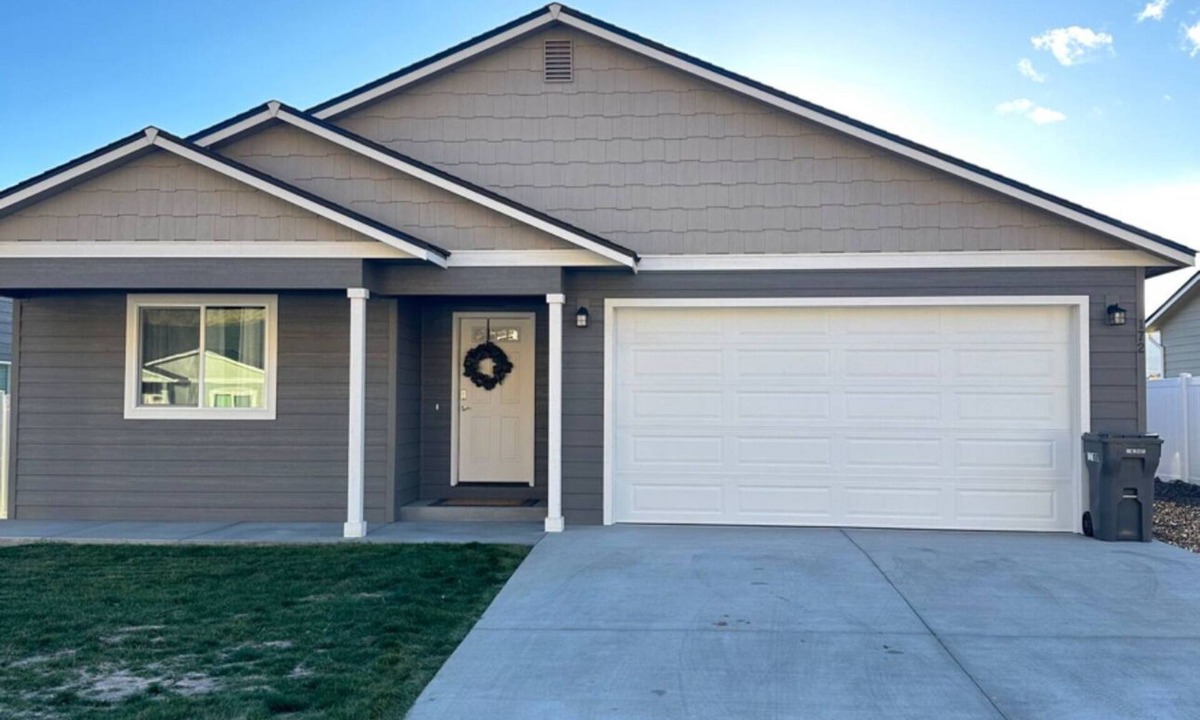 Monitor House | Cozy Family Home on Rock Island Golf Course!