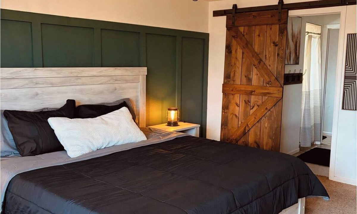 Henderson House | Cozy Family Retreat with Game and Movie Left