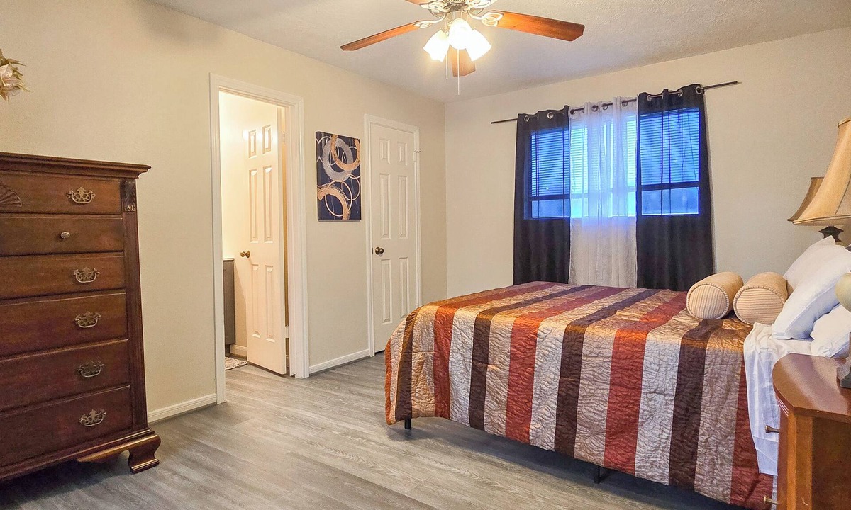 Memorial Northwest Apartment | Cozy French Getaway! With full kitchen, workspace, treadmill and grill.