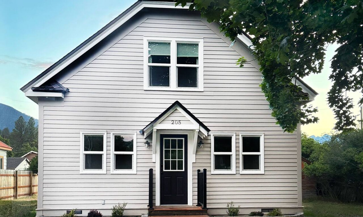 Darby House | Cozy fully remodeled rustic modern farmhouse in beautiful downtown Darby