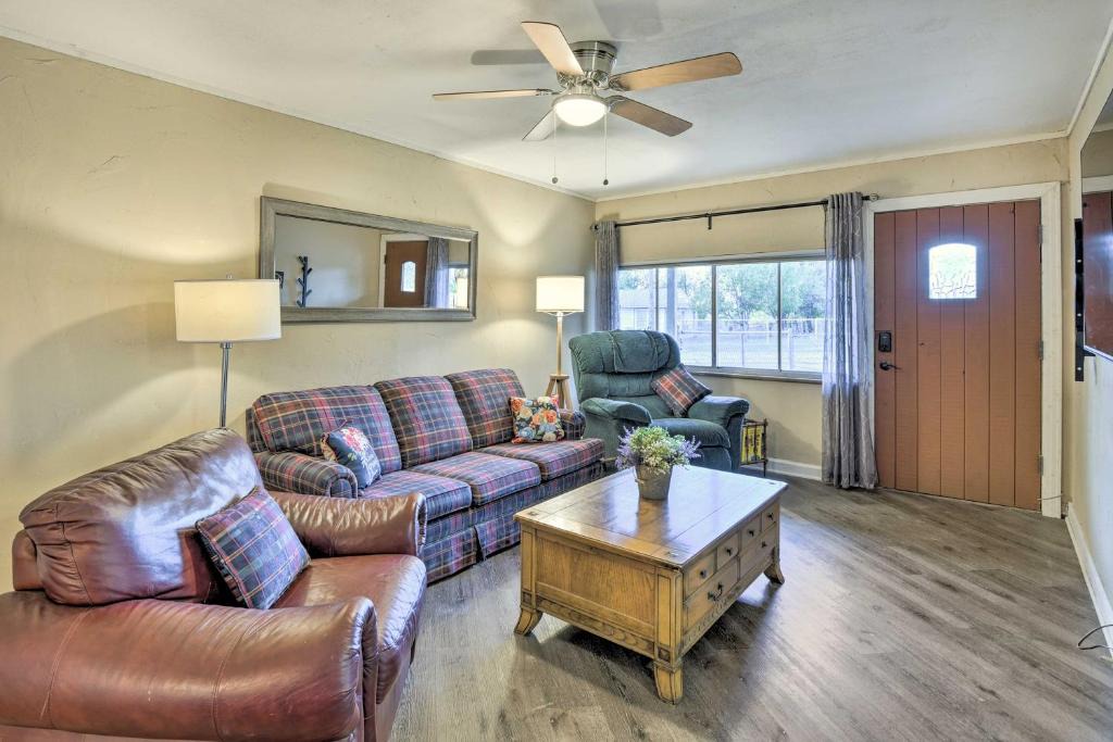 Graham House | Cozy Graham Retreat ~ 3 Mi to Lake Eddleman!
