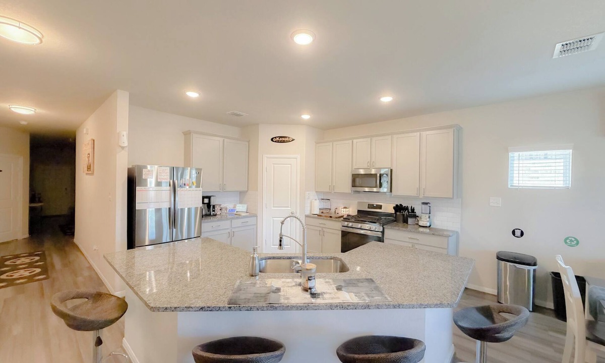 San Antonio House | Cozy House/Community Pools/Massage Chair/Large Backyard