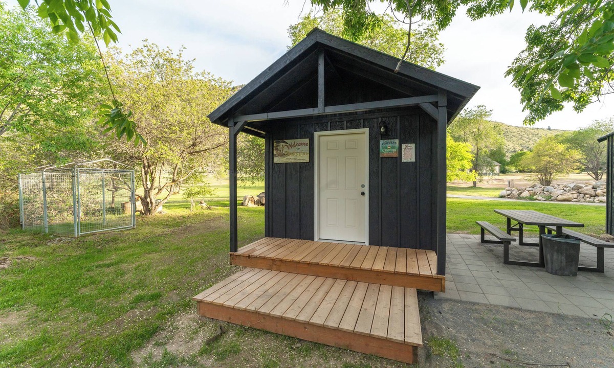 Orondo Cabin | Cozy King Cabin Retreat at Pirates Cove | River Access + Bathhouse