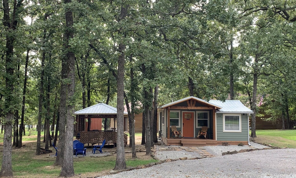 Canadian Cabin | Cozy lake cabin - fire pit, near beach, hiking, golf & disc golf!