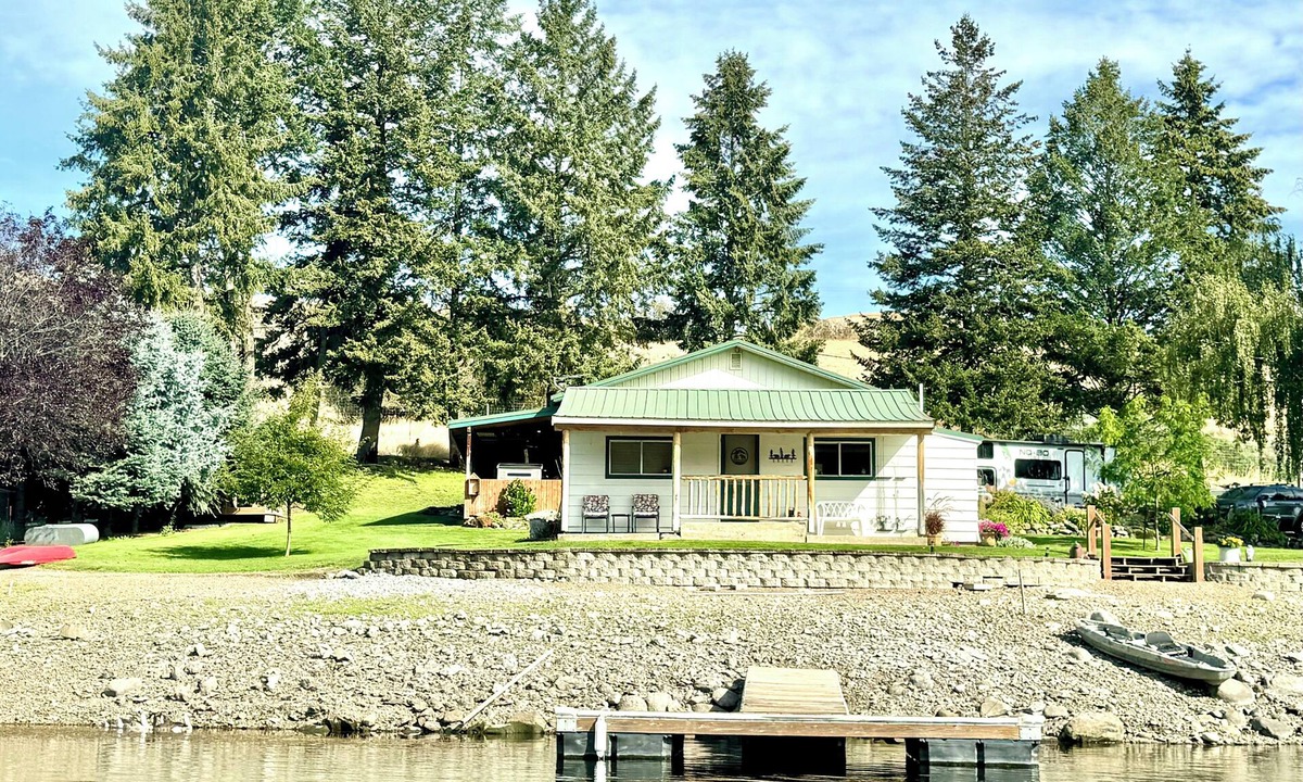 Tonasket Cabin | Cozy Lakefront Cabin - very peaceful and only steps to the lake!
