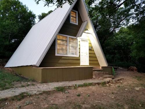 Cisco Ski Chalet | Cozy Lakeside Cabin with Private Dock & Resort Access Near Lake Cisco, Cisco, TX