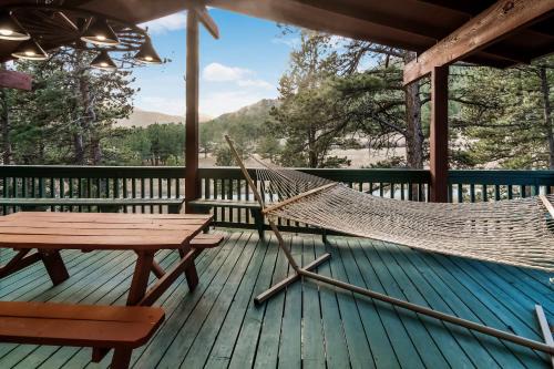 Lyons House | Cozy Mountain Home with Great Views, Deck & WiFi