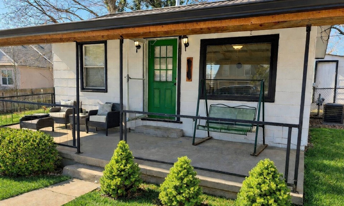De Soto House | Cozy Retreat for work or play, with large yard! Walk to Coffee, Brewery, Shops!