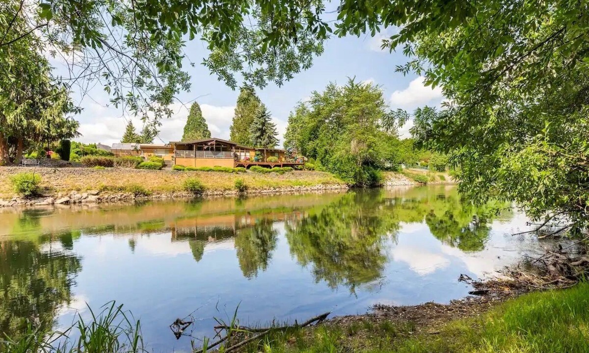 Auburn House | Cozy River/Waterfront home with a Private Beach