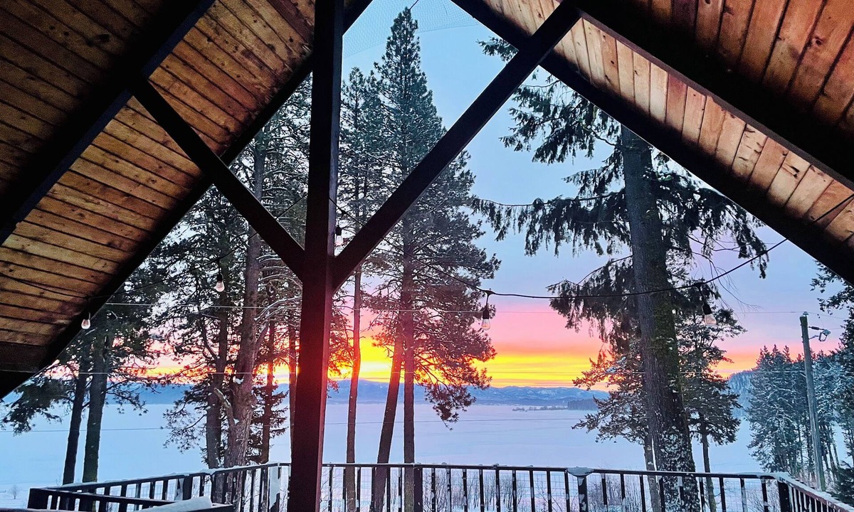 Cascade Cabin | Cozy, Rustic 4-bedroom Lake-view Cabin in the Woods