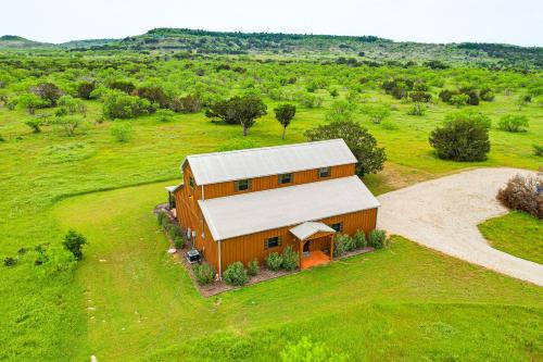 Palo Pinto County House | Cozy Strawn Cabin w/Pool Access - Near Lake!