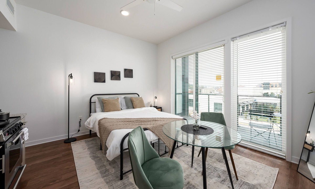 Avondale Apartment | Cozy Studio Getaway in DT Bham l Private Balcony
