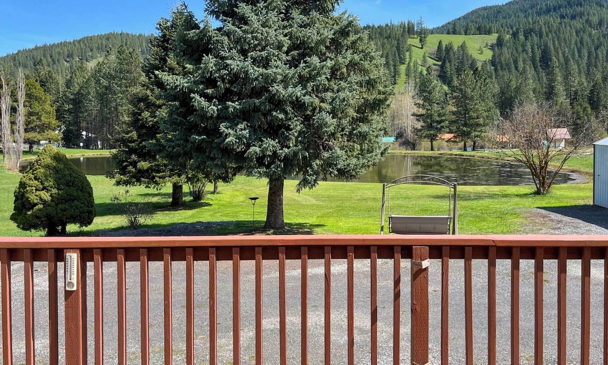 Peshastin Cabin | Cozy Waterfront Home w/Mtn View Near Leavenworth