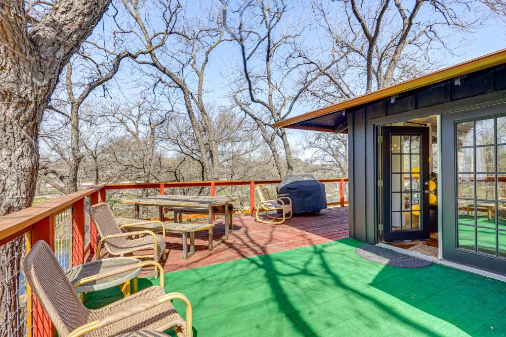 Belton House | Creekside Cottage w/Deck & Hot Tub in Belton