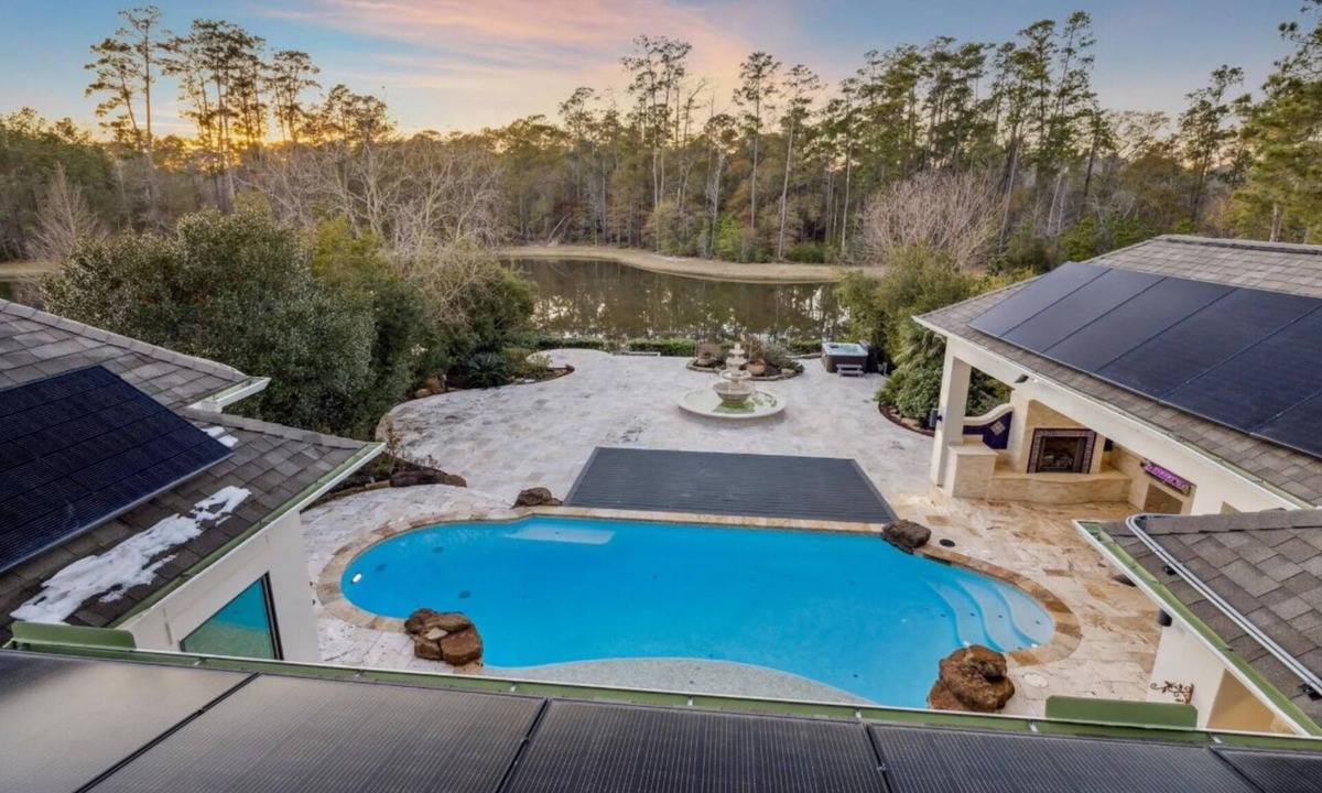 The Woodlands House | Custom and Spacious 7-bedroom home in lovely Shenandoah with AC, pool and access