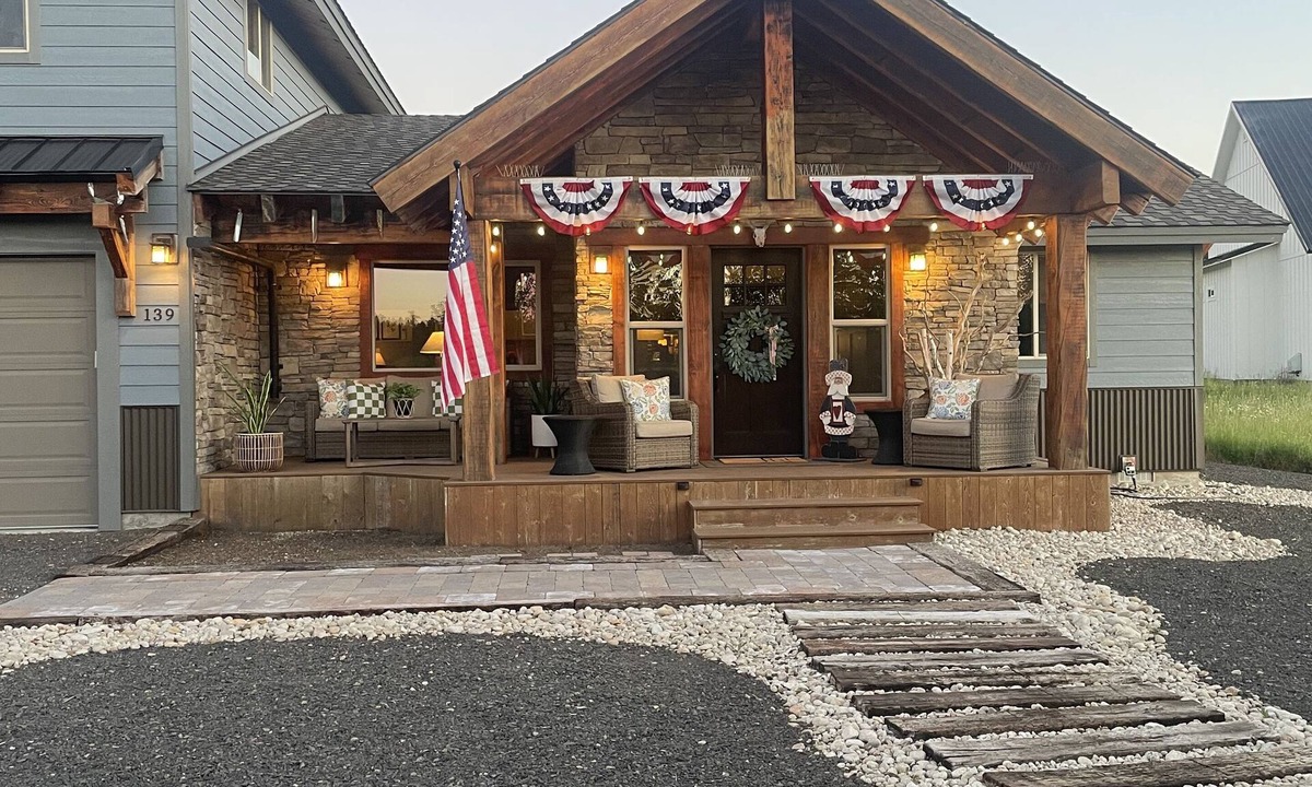 Donnelly House | Custom Built Cabin/House Surrounded by Gorgeous Views in Serene Donnelly