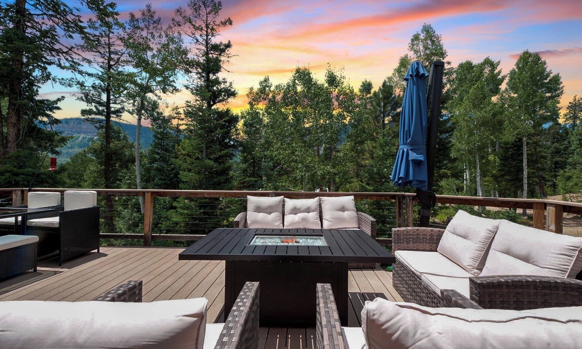 Columbine Lake House | Custom Home with Large Deck on 1 Acre - Amazing Views - 3 miles to Purg