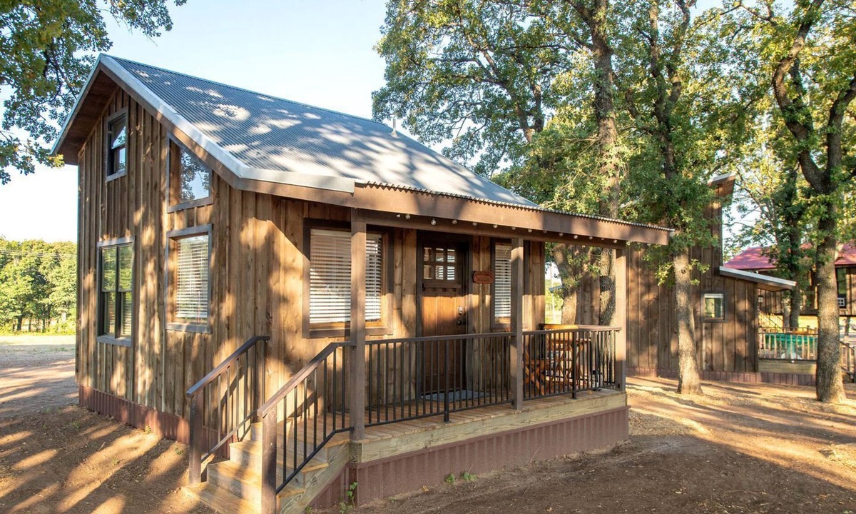 Elm Mott Cabin | Cute Cabin for Two, Perfect for Memorable Glamping Escapes in Waco, Texas