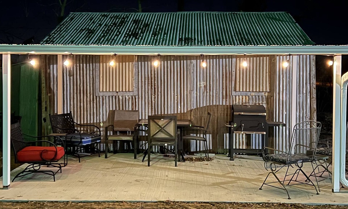 Ponca City House | CUTE, QUIET, & COZY Farmhouse - Minutes away from everything in Ponca City!