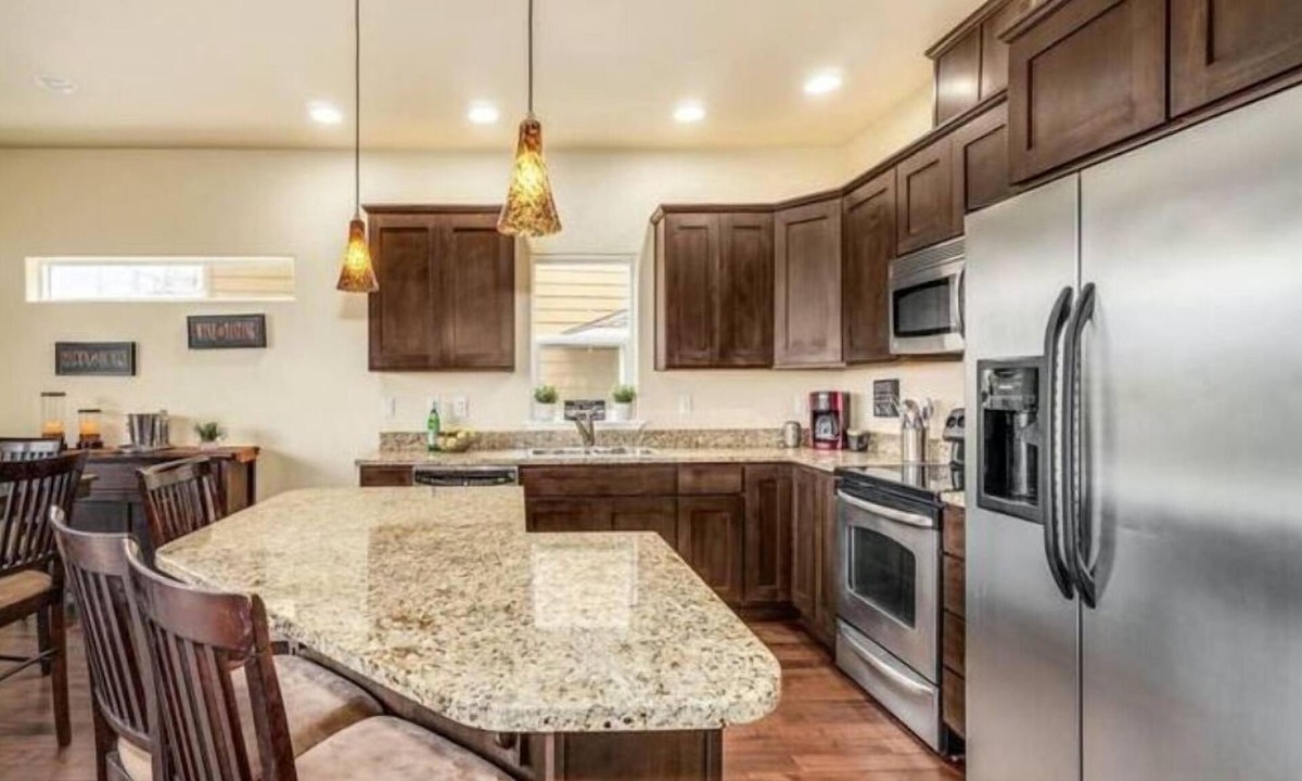 Quincy House | D25-2 Deck Unit Riverview w/ATCH garage Sunserra nearby heated pool and hot tub