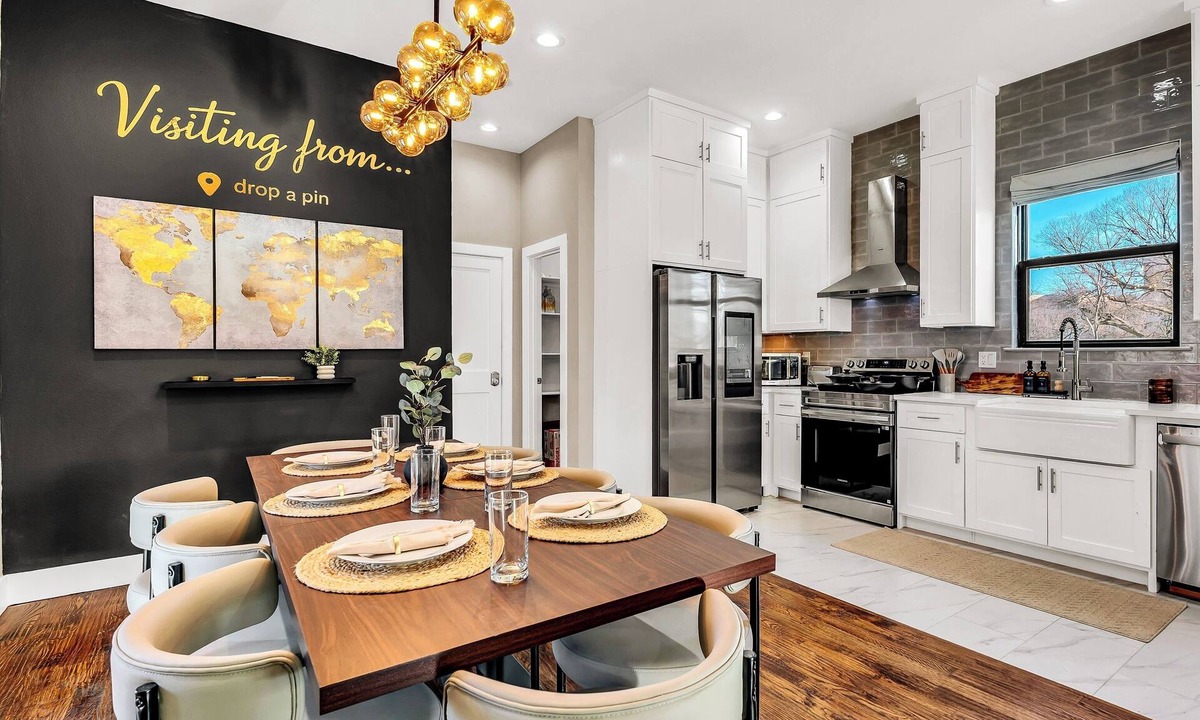 Cedar Crest House | Dallas escape - Rooftop + Hot tub - Vintage Arcade