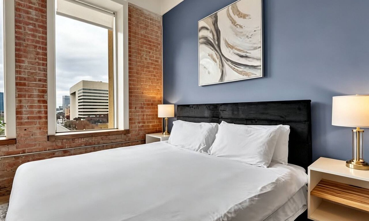 Downtown Dallas Apartment | Dallas Skyline Views- King Beds -Free Valet - Walk to Conv Ctr - 24hr Gym - Pool
